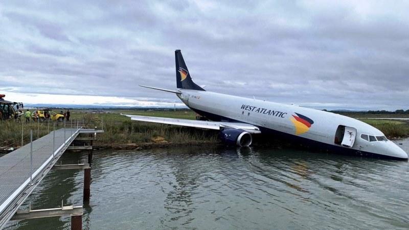 Pouso dá errado e avião de carga sai da pista e para à beira de lago