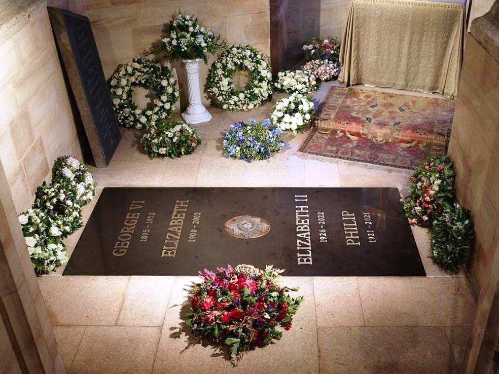 Família Real Britânica divulga imagem de local onde rainha Elizabeth II foi sepultada em cerimônia íntima