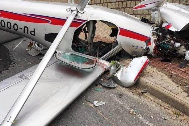 Avião monomotor cai em rua de Guabiruba e deixa dois feridos