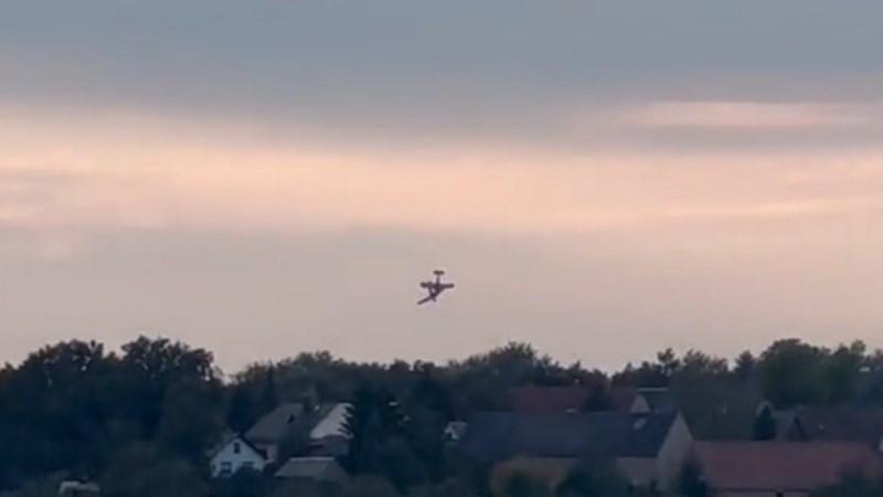 Aviões que faziam acrobacias se chocam no ar, ficam presos um ao outro e caem