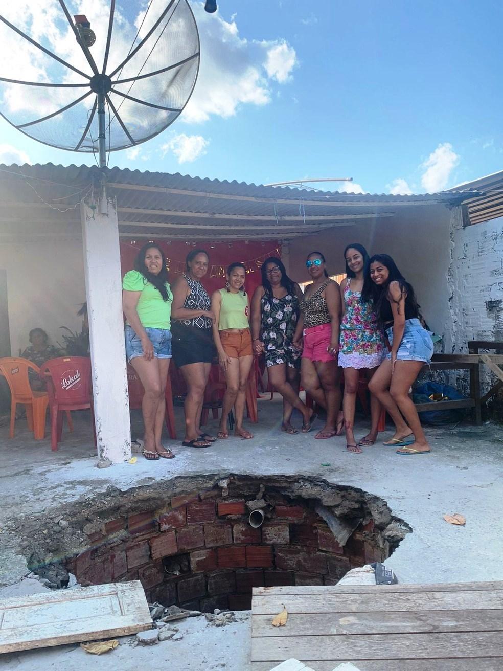 Vídeo de mulheres dançando e caindo em buraco viraliza na web