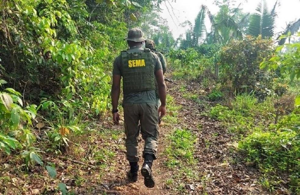 Casal utiliza corante em cachoeira para chá revelação e gera revolta nas redes sociais
