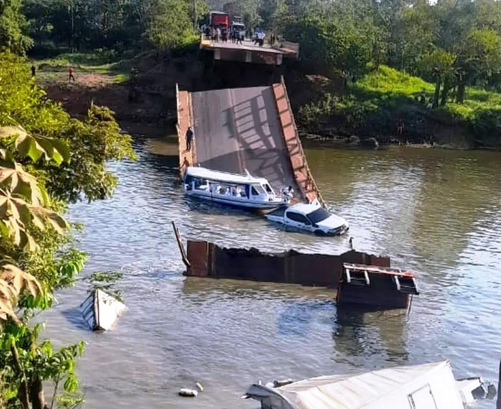 Desabamento de ponte mata três pessoas e deixa 14 feridos