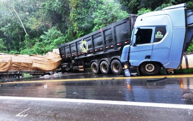 Acidente entre três carretas interdita BR-101, em Rio Novo do Sul, ES