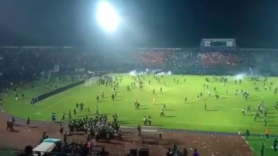 Briga em jogo de futebol na Indonésia deixa 127 mortos