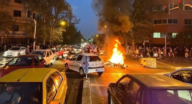 Repressão a protestos no Irã deixou pelo menos 92 mortos, afirma ONG