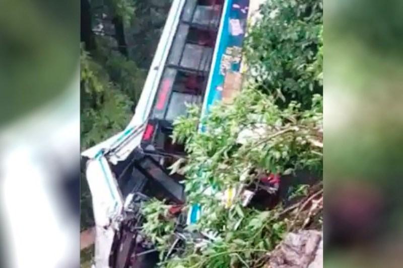 Ônibus cai em desfiladeiro de 500 metros, matando pelo menos 25 convidados de casamento