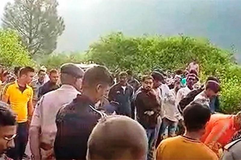 Ônibus cai em desfiladeiro de 500 metros, matando pelo menos 25 convidados de casamento