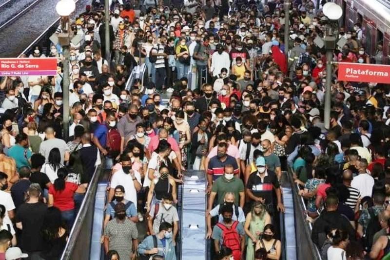 Média móvel de mortes no Brasil é de 92, maior valor em 28 dias