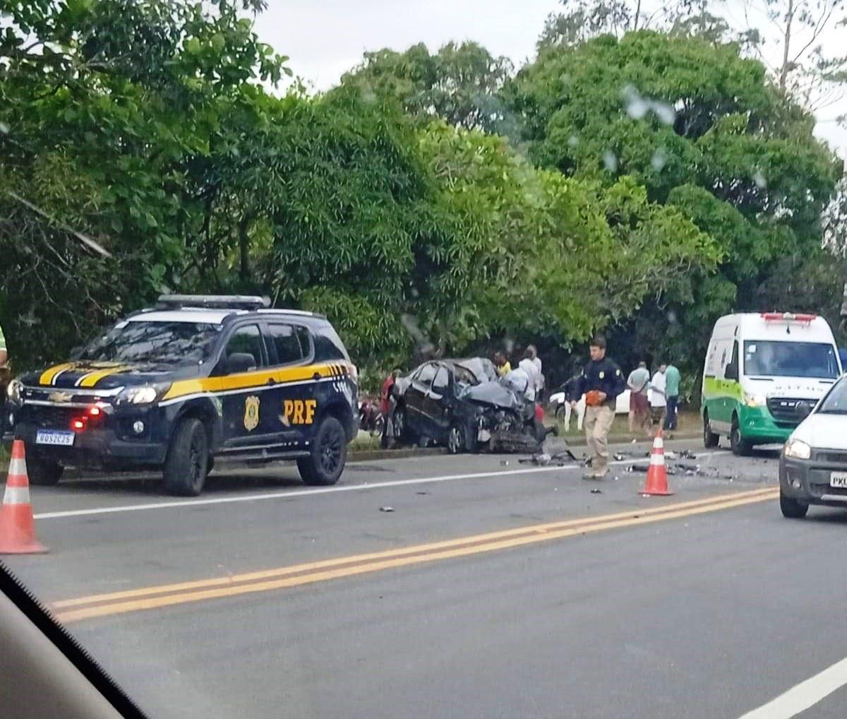 Acidente entre carro e carreta deixa um morto e três feridos na BR-101, em Aracruz, no ES