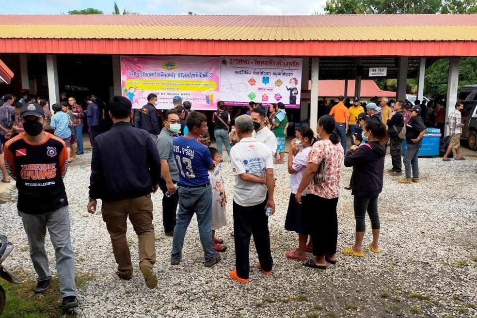 Ex-policial abre fogo em creche e mata 26 crianças e 12 adultos