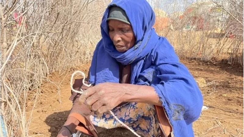 Sem forças para enterrá-la, mãe abandona corpo da filha morta pela fome, em estrada