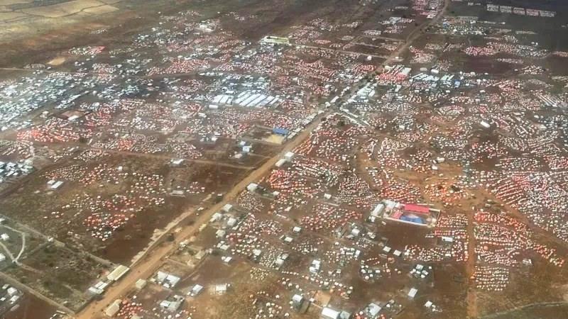 Sem forças para enterrá-la, mãe abandona corpo da filha morta pela fome, em estrada