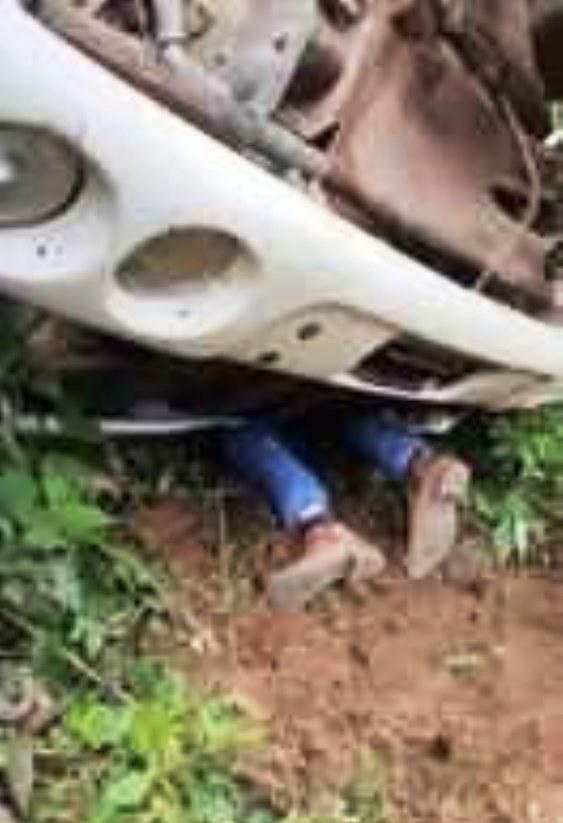 Jovem fica embaixo de caminhão após acidente e é resgatado por helicóptero, no ES