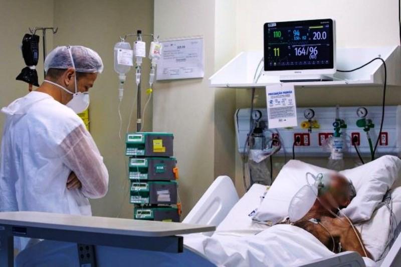 Após um mês, média móvel de mortes no Brasil volta a ficar acima de 100
