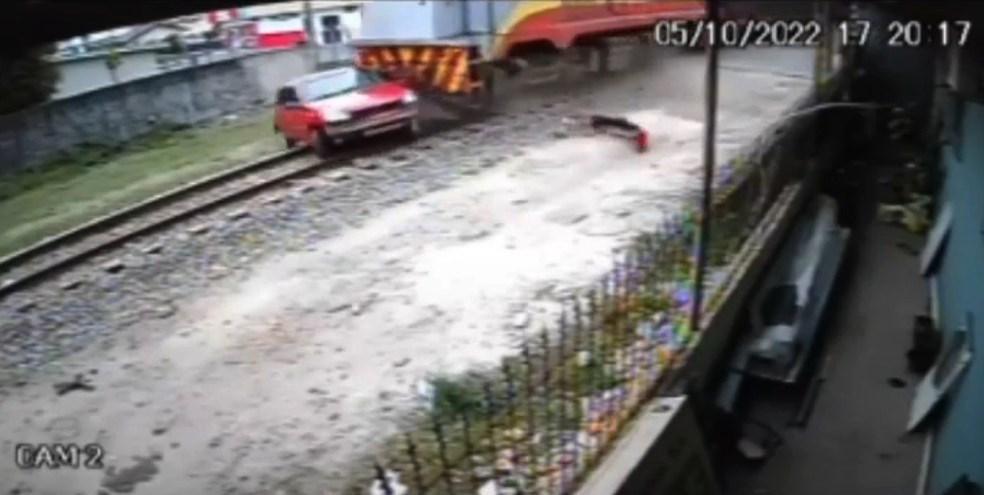 Carro é arrastado por trem após motorista se distrair com filhos, em SC