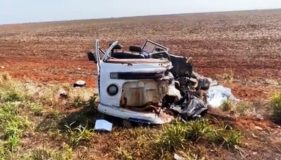Acidente grave entre Kombi e carreta na BR-364, deixa quatro pessoas mortas e outras quatro feridas
