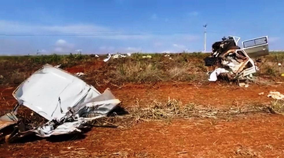 Acidente grave entre Kombi e carreta na BR-364, deixa quatro pessoas mortas e outras quatro feridas
