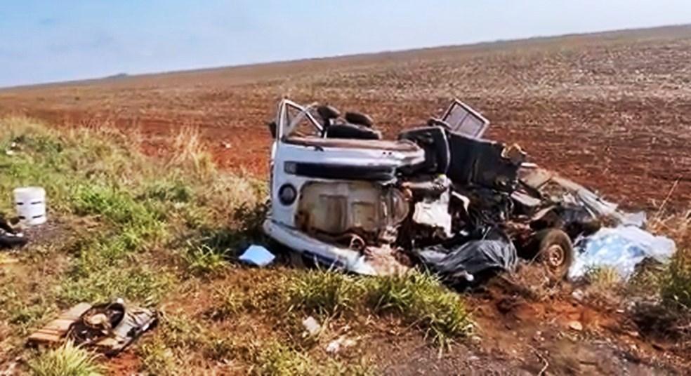 Acidente grave entre Kombi e carreta na BR-364, deixa quatro pessoas mortas e outras quatro feridas