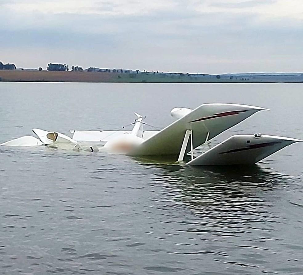 Avião cai em represa de Paranapanema; duas pessoas morreram