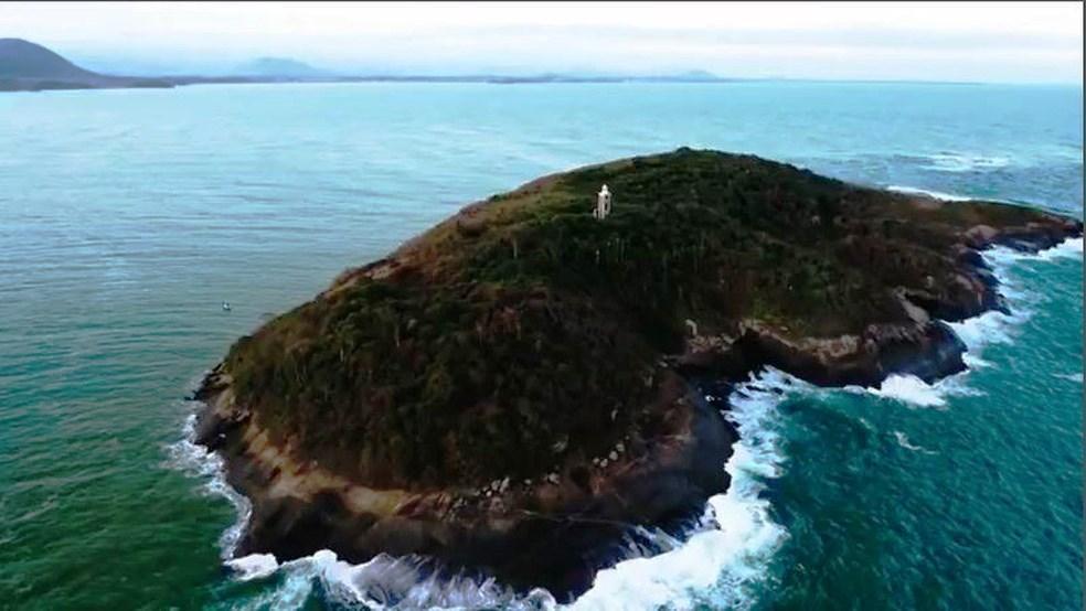Pesquisadoras desembarca em ilha com mais de mil Jararacas para estudar espécie que só existe lá
