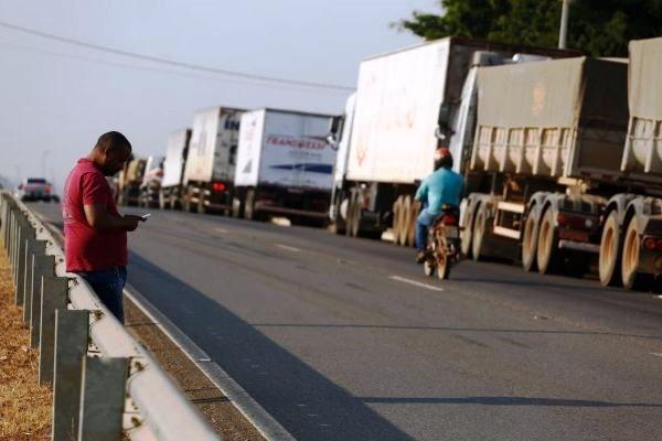 Governo antecipa pagamento de auxílio para caminhoneiro e taxista