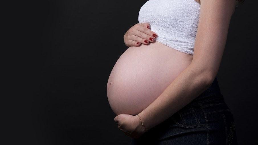 Ingerir bebida alcoólica durante a gravidez aumenta o risco de causar Síndrome Alcóolica Fetal