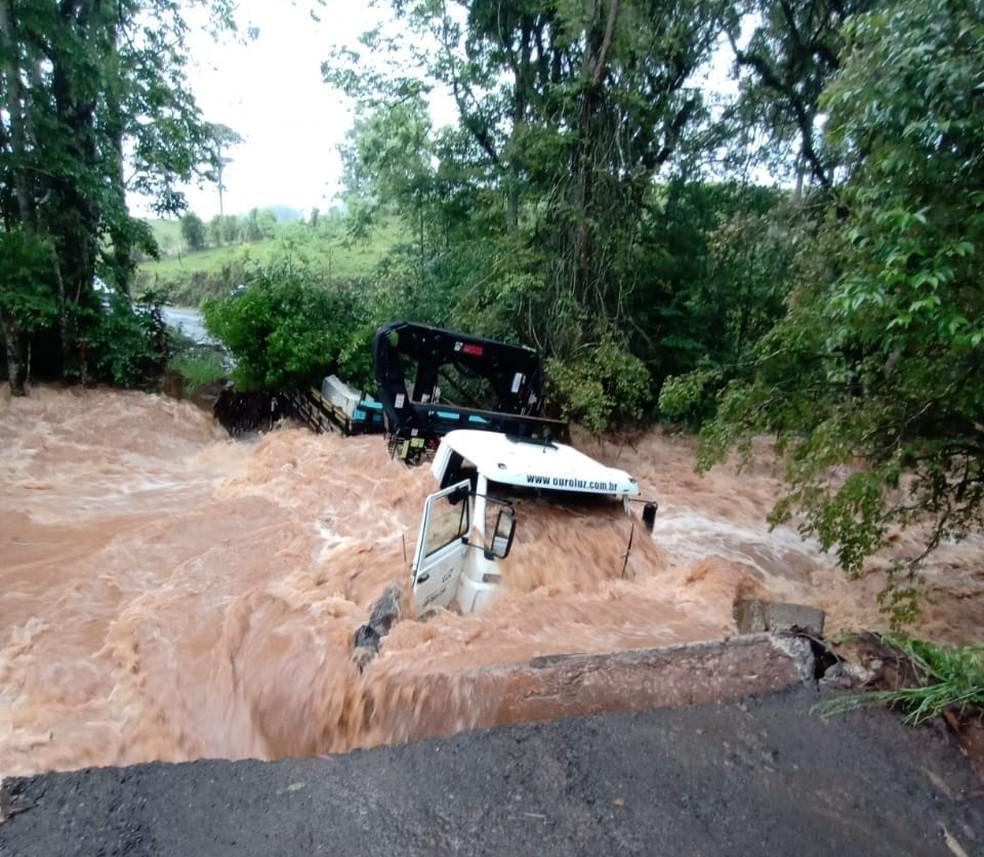 Ponte despenca com caminhão em cima e deixa homens ilhados