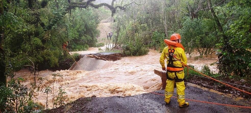 Ponte despenca com caminhão em cima e deixa homens ilhados