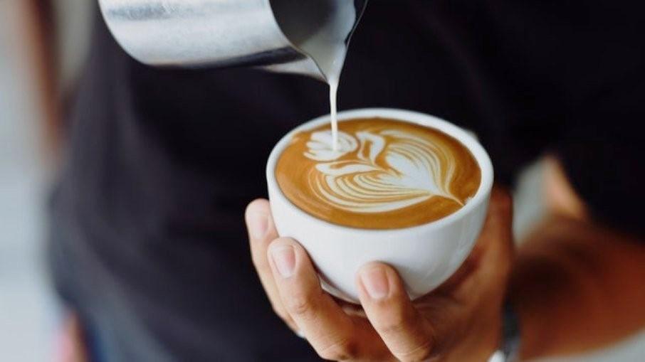 Duas xícaras de café por dia ajudam a evitar doenças cardíacas