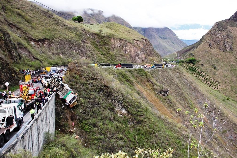 Acidente de ônibus deixa 20 mortos e 15 feridos; veículo ficou à beira de um abismo