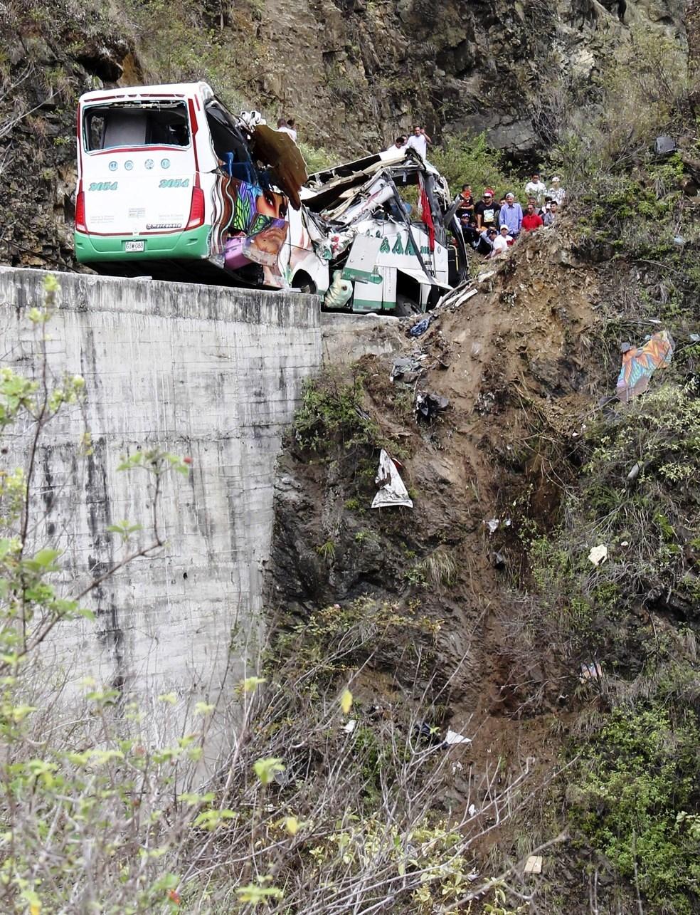 Acidente de ônibus deixa 20 mortos e 15 feridos; veículo ficou à beira de um abismo