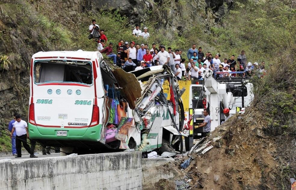 Acidente de ônibus deixa 20 mortos e 15 feridos; veículo ficou à beira de um abismo