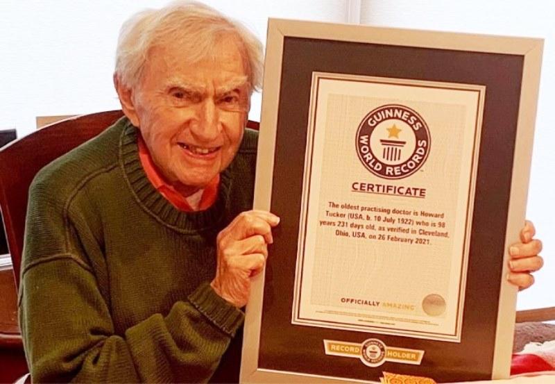 Aos 100 anos, médico há mais tempo em atividade continua trabalhando