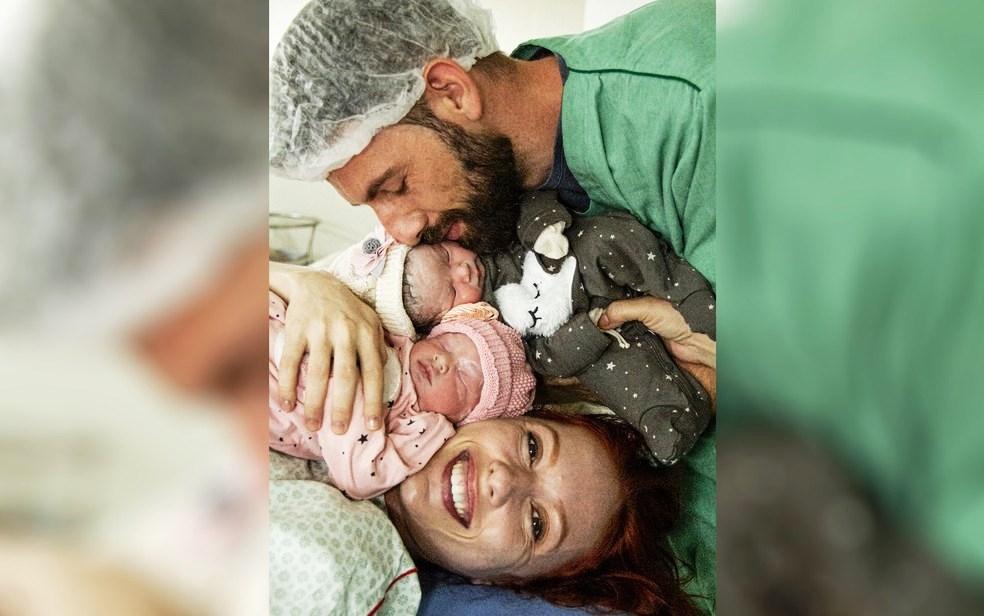 Mãe se surpreende ao ver que deu à luz gêmea empelicada em hospital de Anápolis