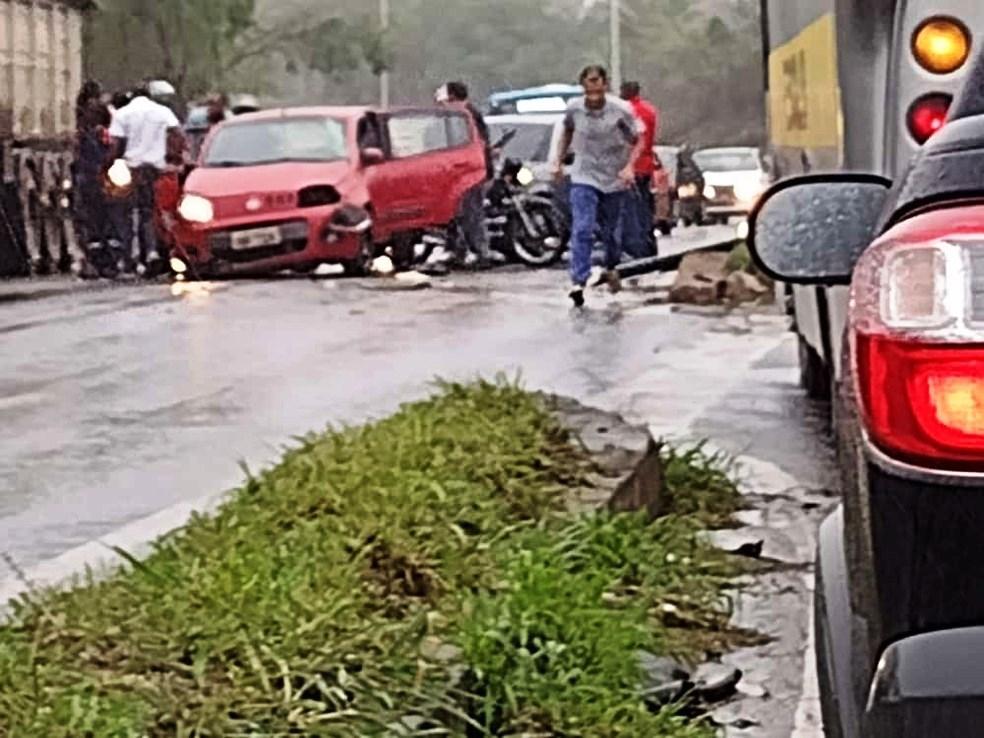 Acidente entre carreta e dois carros na BR-101 deixa adolescente ferido, no ES