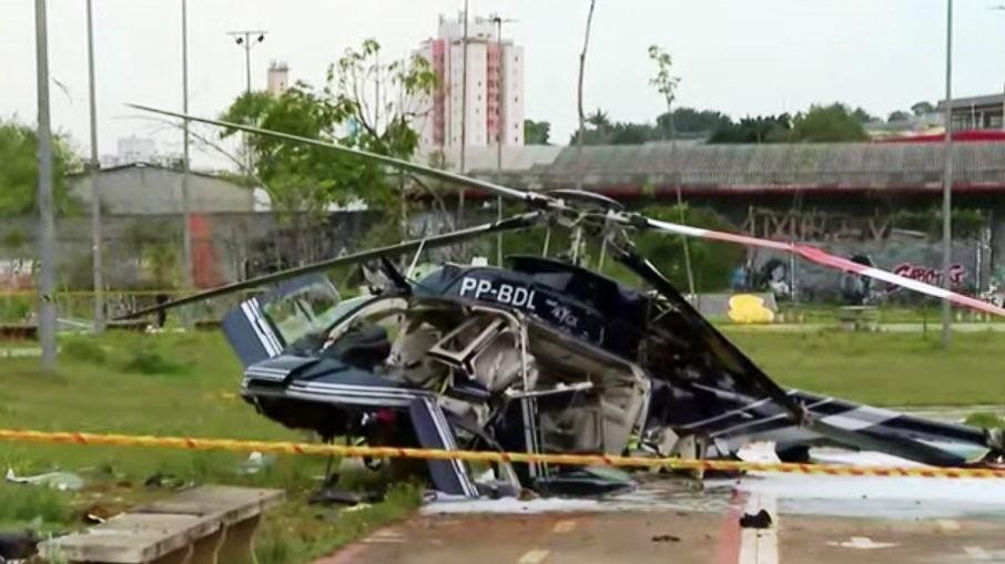 Helicóptero cai na Zona Sul de São Paulo e deixa dois feridos