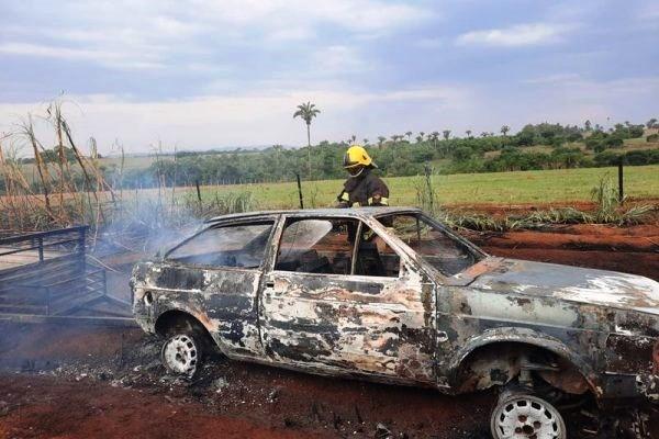 Corpo é encontrado dentro de veículo queimado em canavial, em Goiás