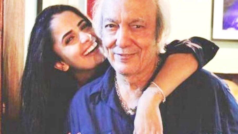Aos 81 anos, Erasmo Carlos aparece em clique raro com esposa, de 32