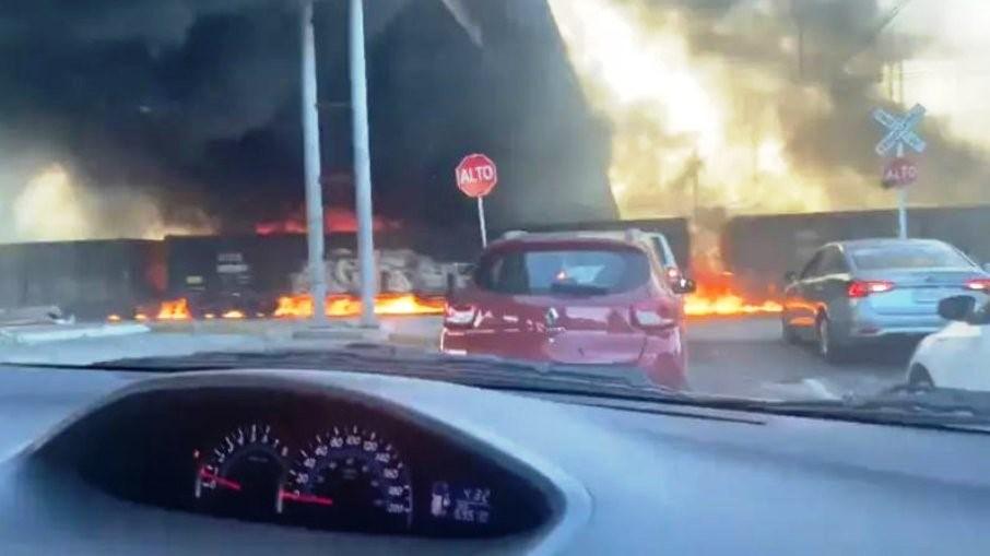 Caminhão de gasolina explode após ser atingido por trem