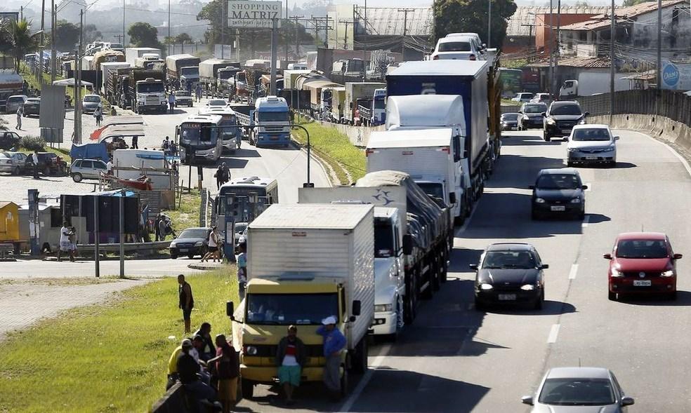 Auxílio para caminhoneiros e taxistas tem adiantamento no pagamento de parcelas