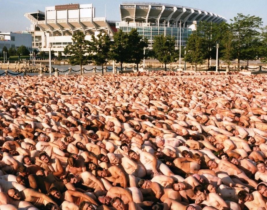 Fotógrafo Spencer Tunick convoca 2,5 mil pessoas para registrar nudez em massa na Austrália