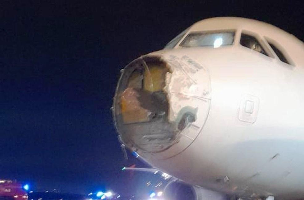 Passageira relata pânico em avião que teve ‘bico’ destruído por tempestade