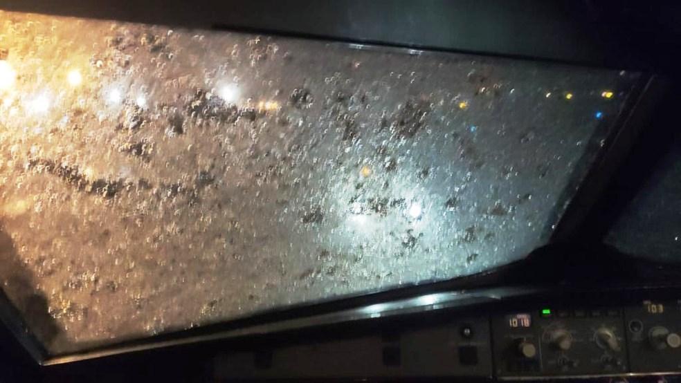 Passageira relata pânico em avião que teve ‘bico’ destruído por tempestade