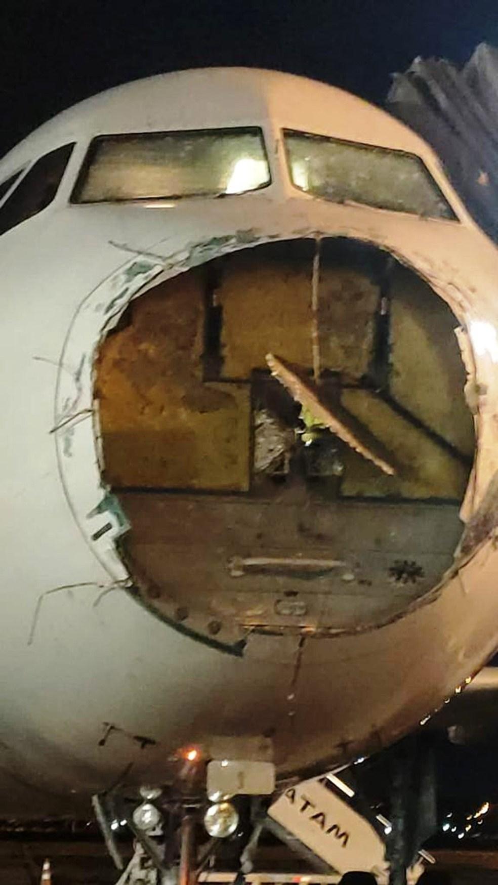 Passageira relata pânico em avião que teve ‘bico’ destruído por tempestade