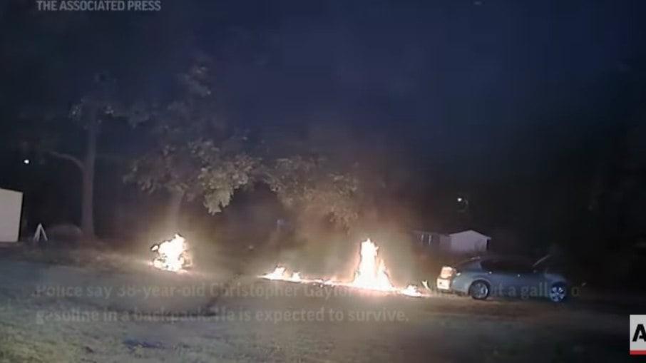Homem pega fogo ao ser atingido por arma de choque pela polícia