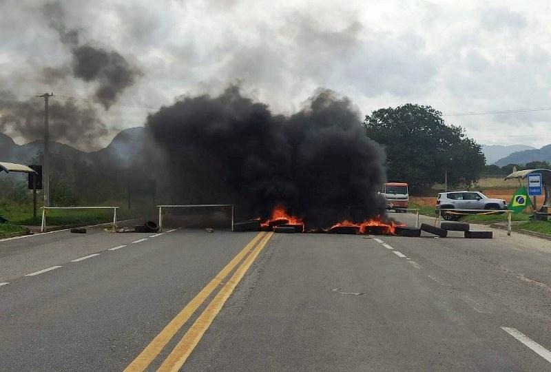 Caminhoneiros colocam fogo e interditam trechos da BR-101 e BR-262, no ES
