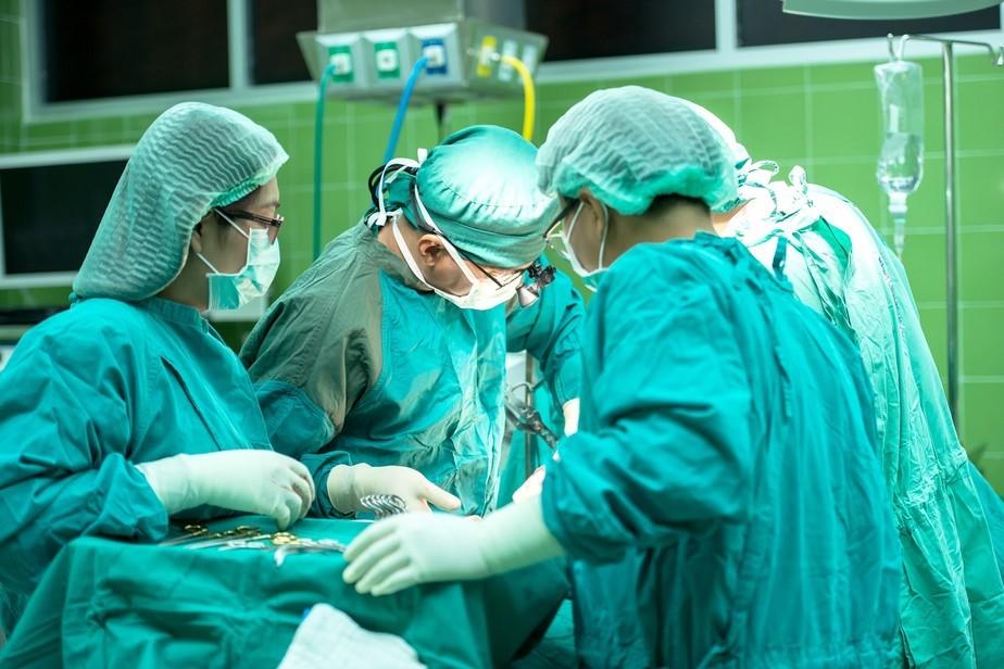 Jovem passa por cirurgia para retirar tumor de 70 quilos