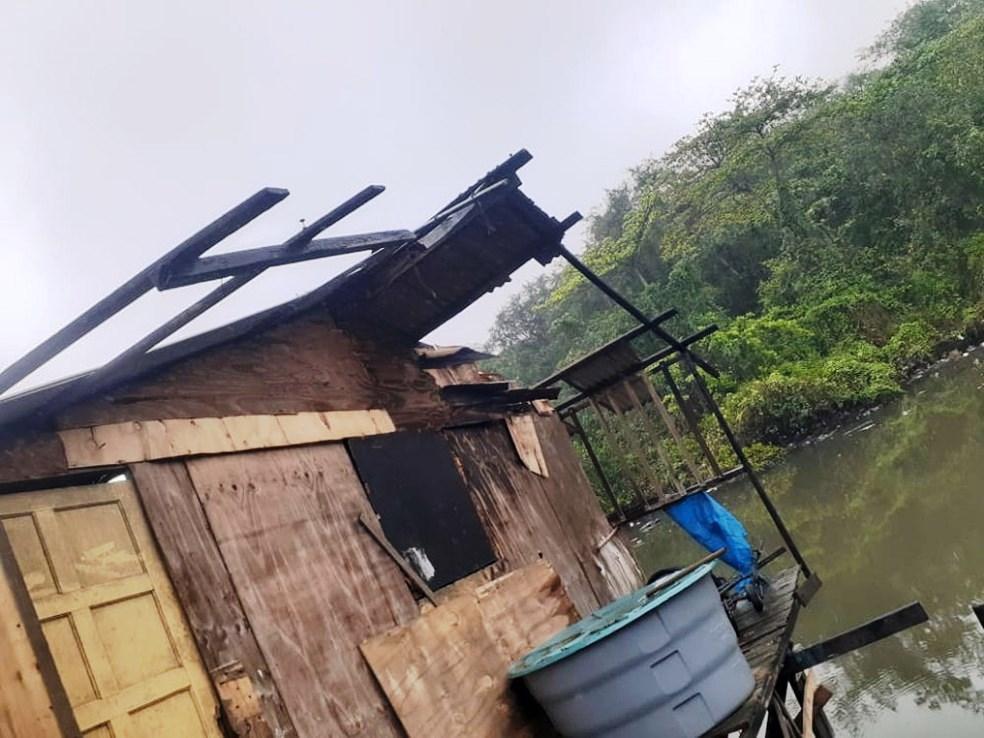Jovem implora ajuda por temer que casa desabe com ela e os filhos dentro