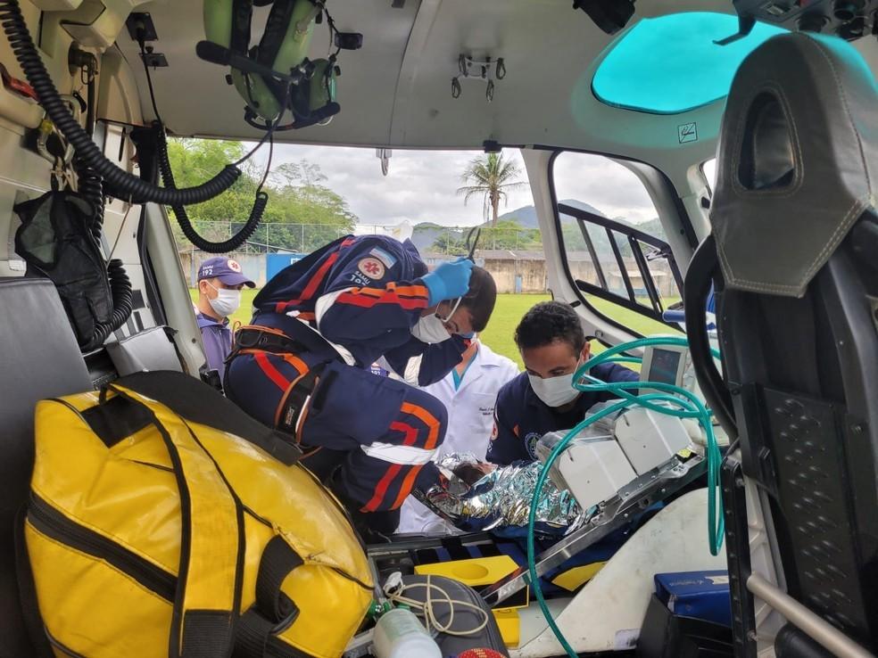 Bebê de 10 meses derruba panela, tem 40% do corpo queimado e é resgatado de helicóptero, no ES